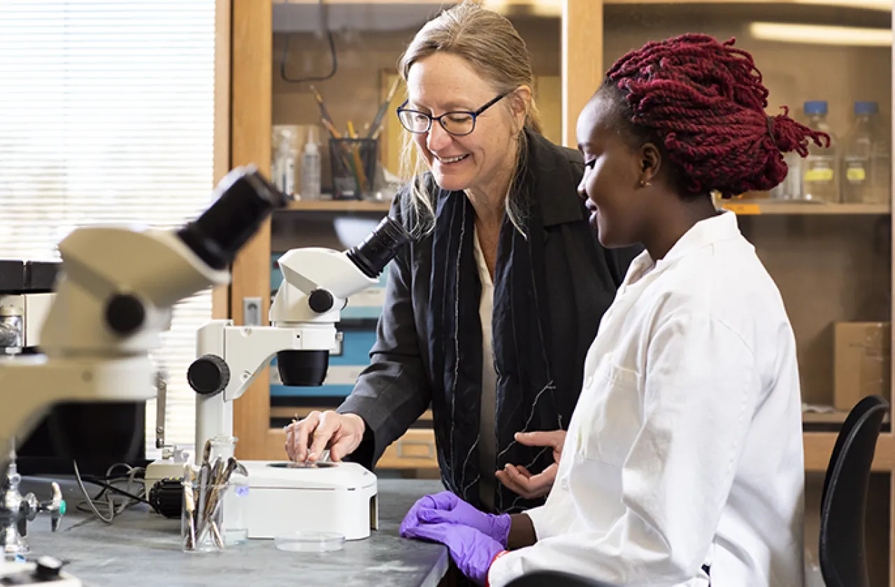 Mary Harrington with Grace Irungu '20 at microscope