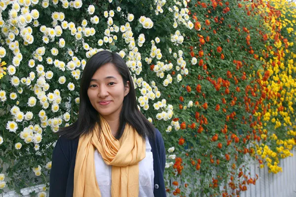 Suzu Sakai against a wall of mums