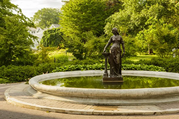 Distant shot of the Lanning Fountain