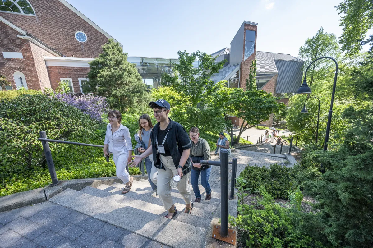 Alums walk around campus